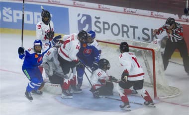 Slovenskí hokejisti sa tešia po jednom z gólov v kanadskej sieti.