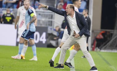 Tréner ŠK Slovan Vladimír Weiss st. gestikuluje v odvetnom zápase 2. predkola Ligy majstrov ŠK Slovan Bratislava - HŠK Zrinjski Mostar. 