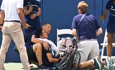 Lekári zisťujú, čo mu je: Druhý kolaps čínskeho tenistu za mesiac!