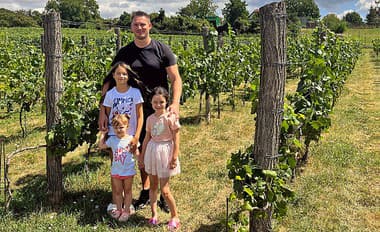 Kapitán N. Zámkov Juraj Mikúš relaxuje vo vinohrade: Babinec mu pomáha s viničom