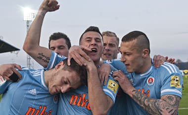 Gólová radosť slovanistov, zľava strelec gólu Vukan Savičevič, František Kubík, Nermin Crnkič, Slobodan Simovič a Adam Zreľák.