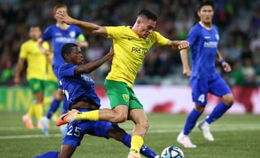 Adrián Kaprálik (Žilina) a vľavo Núrio Fortuna (Gent) bojujú o loptu počas odvetného zápasu 2. predkola Európskej konferenčnej ligy (EKL) medzi MŠK Žilina a KAA Gent v Žiline vo štvrtok 3. augusta 2023.