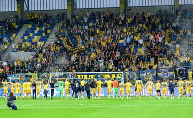 Hráči z FC DAC 1904 Dunajská Streda po skončení futbalového zápasu ďakujú fanúšikom. 