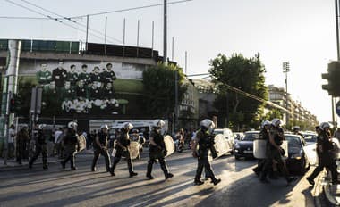 Ďalšie výtržnosti v Grécku: Fanúšikovia pred súdom napadli políciu!