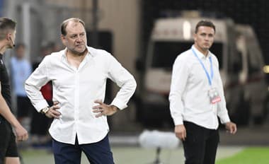 Na snímke vľavo v popredí tréner ŠK Slovan Vladimír Weiss a za ním tréner Limasolu Aleksej Špilevskij.