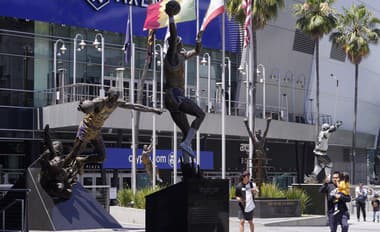 Lakers odhalia sochu legende († 41), ktorá zomrela pri leteckom nešťastí