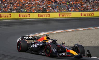 Verstappen tretí rok v rade s domácou pole position: Kvalifikačnú fázu dvakrát prerušili