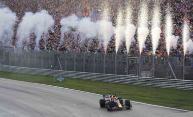 VC Holandska prerušil hustý lejak: Dominantný Verstappen vyrovnal rekord Vettela!