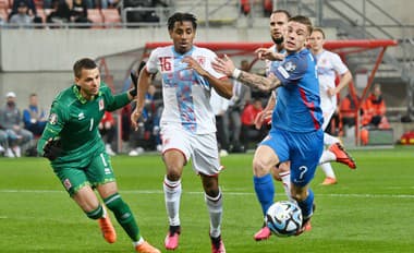 Na snímke zľava brankár Luxemburska Anthony Moris, stredopoliar Luxemburska Leandro Barreiro a útočník Slovenska Tomáš Suslov.