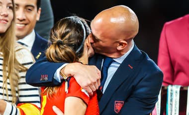 Prezident španielskeho futbalu Luis Rubiales bozkáva na ústa Aitanu Bonmati.
