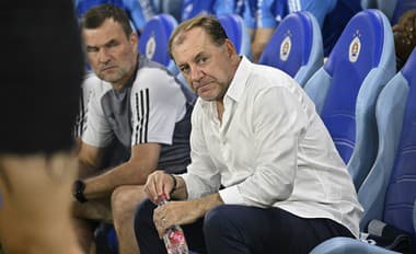 Tréner ŠK Slovan Bratislava Vladimír Weiss (vpravo) počas futbalového zápasu.