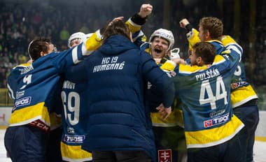 a snímke radosť z víťazstva hráčov HC 19 Humenné po skončení siedmeho finálového zápasu play off Tipos Slovenskej hokejovej ligy.