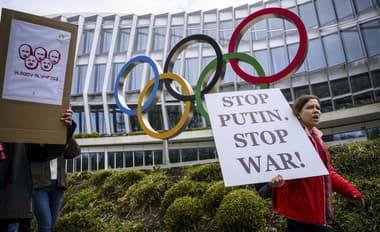 Takto nedávno ľudia protestovali proti účasti ruských a bieloruských športovcov pred sídlom MOV vo švajčiarskom Lausanne.