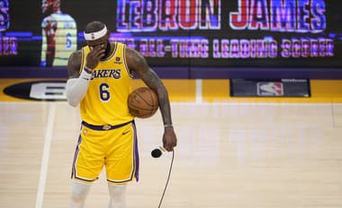 Americký basketbalista LeBron James s tímu Los Angeles Lakers si utiera slzy po tom, čo sa stal najlepším strelcom histórie NBA.