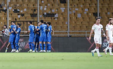 Grécki futbalisti oslavujú gól v zápase proti Gibraltáru.