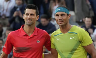 Srbský tenista Novak Djokovič (vľavo) a španielsky tenista Rafael Nadal.