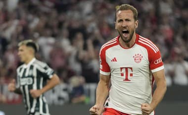 Bayern zvíťazil nad Manchestrom United v 7-gólovom trháku, Arsenal rozobral PSV