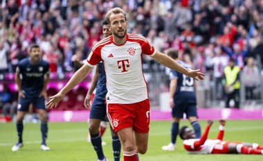 Harry Kane v drese Bayernu oslavuje presný zásah. 