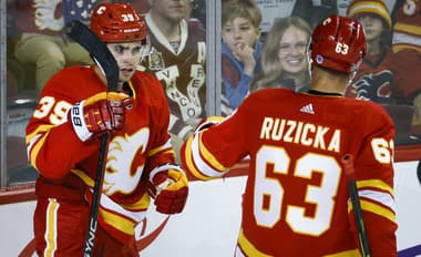 Na snímke vpravo slovenský útočník Flames Adam Ružička a jeho spoluhráč Matt Coronato oslavujú gól v prípravnom zápasezámorskej hokejovej NHL Calgary Flames - Vancouver Canucks.