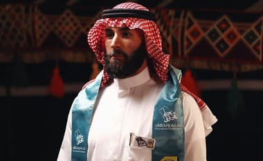Futbalisti sa zahalili do charakteristických saudských bielych šiat.