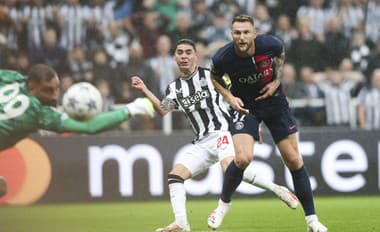 Milan Škriniar (PSG) v súboji proti Newcastle United.
