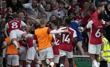 Futbalisti Arsenalu Londýn oslavujú po víťazstve s Manchestrom City. 