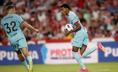 Barcelona remizovala v Granade, Yamal je najmladším strelcom La Ligy