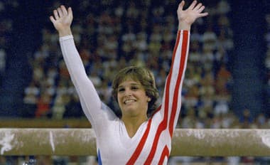 Olympijská šampiónka v gymnastickom viacboji z roku 1984 Mary Lou Rettonová leží v kritickom stave v texaskej nemocnici so zriedkavou formou zápalu pľúc. Na archívnej snímke z 3. augusta 1984 je Mary Lou Rettonová na letných olympijských hrách v Los Angeles.