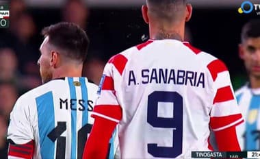 VIDEO Sanabria opľul Messiho od chrbta: Jeho reakcia stojí za to!