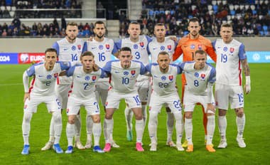 Reprezentanti Slovenska pózujú pred zápasom.