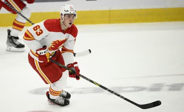 Adam Ružička zažiaril v drese Calgary Flames. 