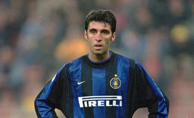 Na archívnej snímke Hakan Sükür v drese Interu Miláno. 