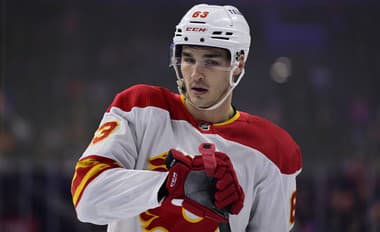 Adam Ružička zažiaril v drese Calgary Flames. 