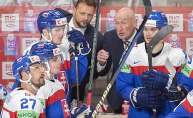 Zľava Marek Hrivík, Šimon Nemec, Oliver Okuliar, asisitent trénera Andrej Podkonický, tréner hokejistov Slovenska Craig Ramsay.