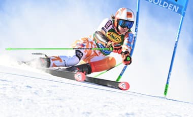 Petra Vlhová na trati v 1. kole úvodného obrovského slalomu Svetového pohára v rakúskom Söldene