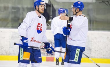Zľava Peter Cehlárik a Marek Hrivík počas tréningu slovenskej hokejovej reprezentácie. 