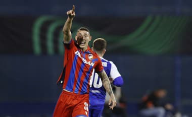 Slovenský futbalista Viktorie Plzeň Erik Jirka sa teší po strelení gólu v zápase.
