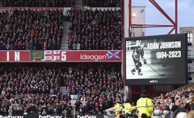 Anglický futbalový klub Nottingham Forest si počas zápasu Premier League pripomenul tragické úmrtie hokejistu Adama Johnsona, ktorý zomrel po zásahu korčuľou od protihráča