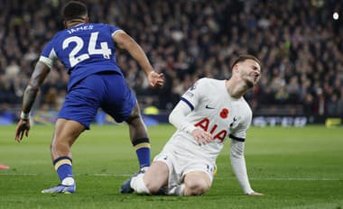 Až v 11. kole Premier League spoznali futbalisti Tottenhamu Hotspur prvého premožiteľa, keď v londýnskom derby podľahli Chelsea 1:4.
