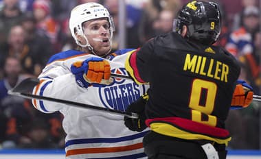 Hviezdam Oilers tiekli nervy, kouča Edmontonu vyhodili zo striedačky