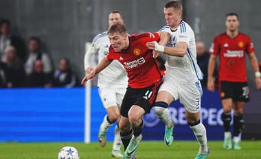 Denis Vavro (FC Kodaň) a Rasmus Hojlund (Manchester United) v súboji.