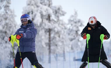 Na snímke vpravo slovenská lyžiarka Petra Vlhová a vľavo Američanka Mikaela Shiffrinová počas obhliadky trate pred štartom prvého kola slalomu žien Svetového pohára v alpskom lyžovaní žien vo fínskom Levi