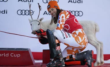 Na snímke slovenská lyžiarka Petra Vlhová oslavuje so sobíkom na pódiu triumf.