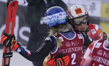 Mikaela Shiffrinová a Petra Vlhová sa objímajú po druhom slalome vo fínskom Levi.