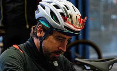 Peter Sagan už nový bicykel testuje na tréningoch.