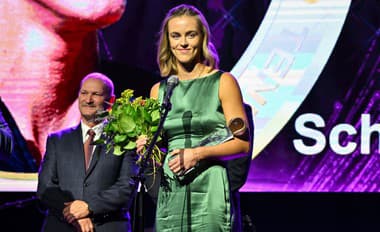 Na snímke tenistka Anna Karolína Schmiedlová si preberá cenu Tenista roka 2023 v ženskej kategórii.