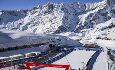 Organizátori zrušili záverečný meraný tréning vo švajčiarskom Zermatte pre silný vietor.