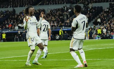 Hráči Real Madrid oslavujú gól.
