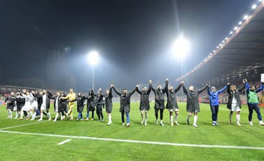 Slovenskí futbalisti sa tešia po výhre v kvalifikačnom zápase Bosna a Hercegovina - Slovensko v Zenici.