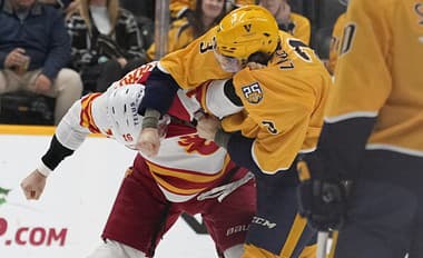 Hrdinský čin rozhodcu v NHL: Neuveríte, ako ochránil hráča Calgary pred ťažkým zranením!